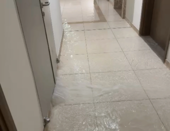 Thang m&aacute;y hư, nước tr&agrave;n căn hộ, tranh luận chuyện quản l&yacute; chung cư8